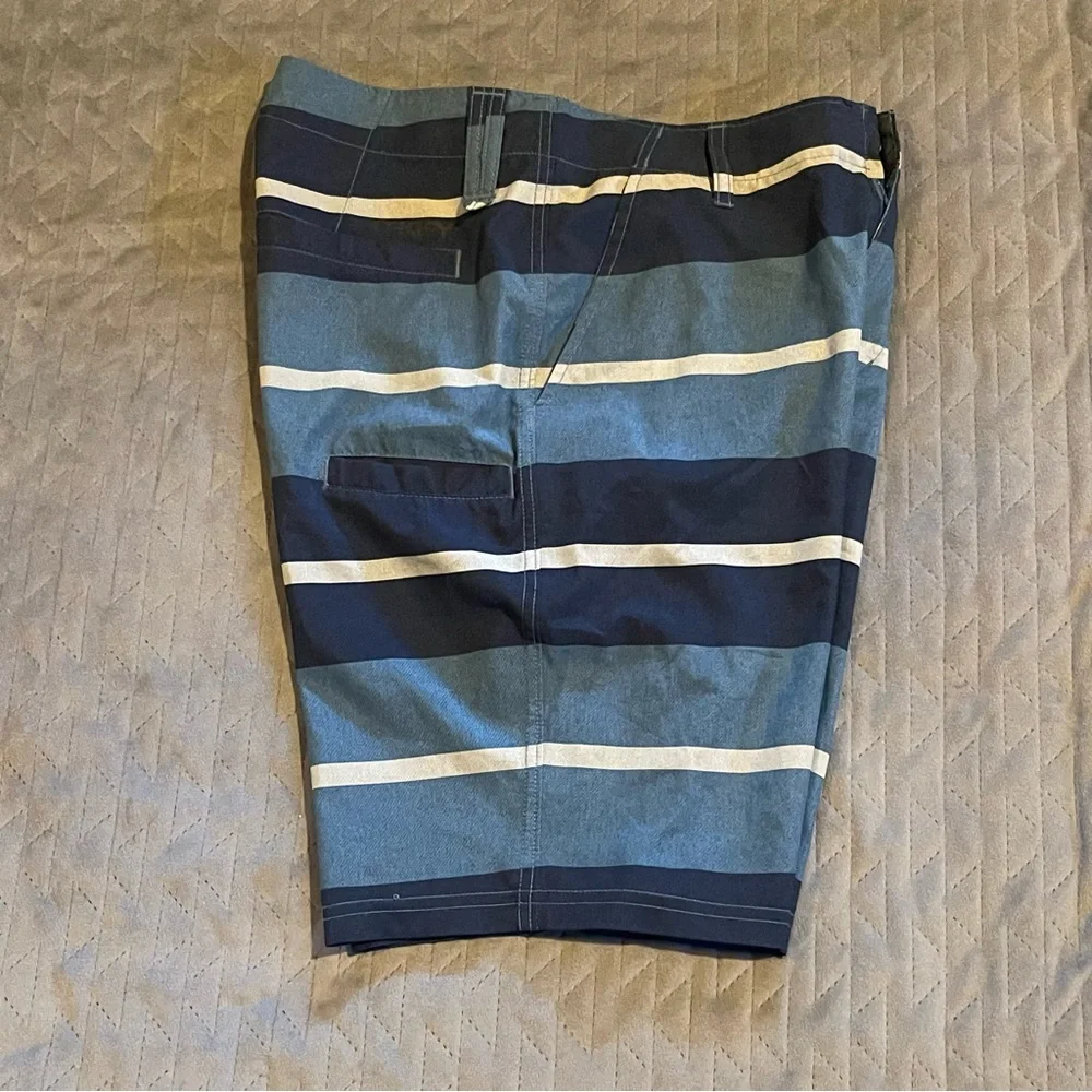 Oakley shorts mens size 30 EUC‎ blue/white